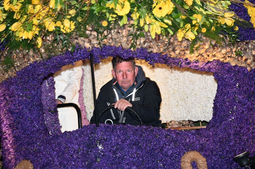 ../Images/Verlicht bloemencorso 2025 033.jpg